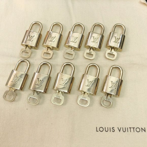 LOUIS VUITTON LV 10 SET PADLOCK KEY CHARM CADENA GOLD-PLATED FRANCE 34JF227 - Picture 2 of 4